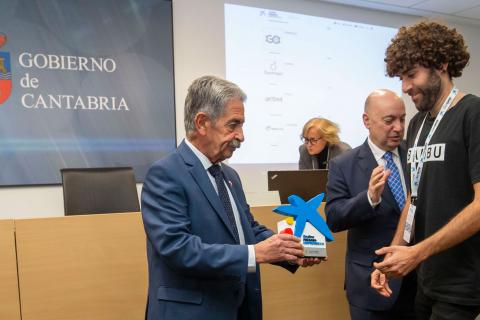 Foto: El presidente Revilla entrega a Rodrigo Folgueira, CEO de Banbu, el premio ‘EmprendeXXI’