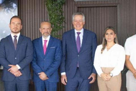 Diego Lainz, junto a representantes del CNE, FUNIBER y la Cámara Oficial Española de Comercio de Guatemala